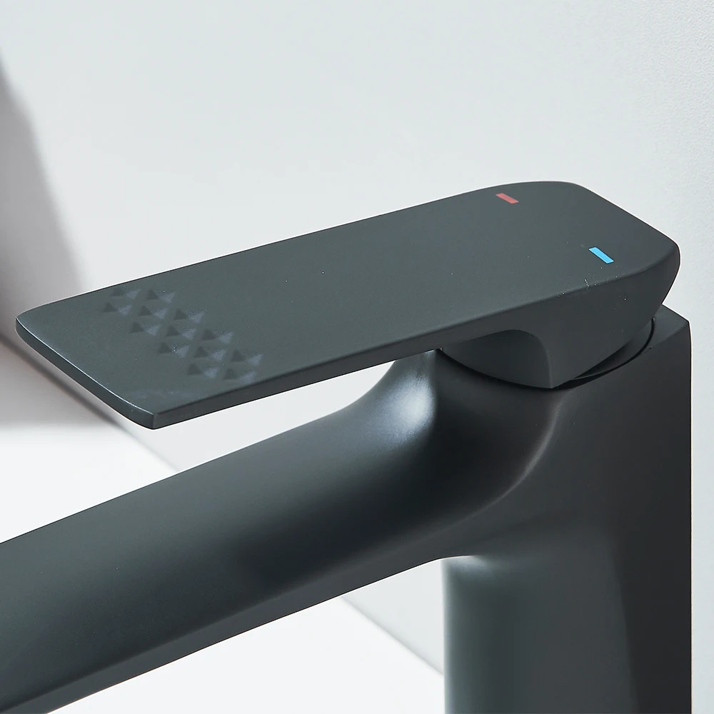 النحاس الأساسية الحديثة بالوعة الحمام صنبور مقبض واحد سطح الخيالة حوض غسيل مياه الحنفية خلاط الماء الساخن والبارد