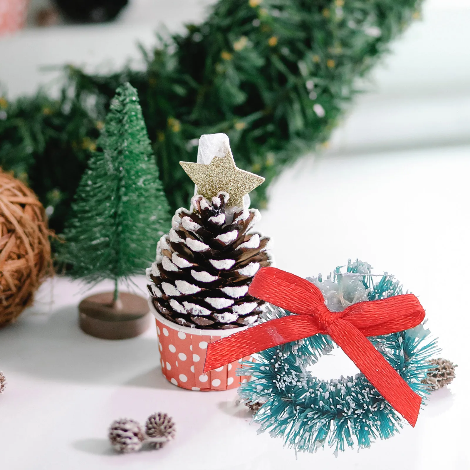 

12Pcs Mini Sisal Christmas Wreaths Decorative Butterfly Bow Hanging Xmas Garland Party Ornament for Home Wedding Birthday