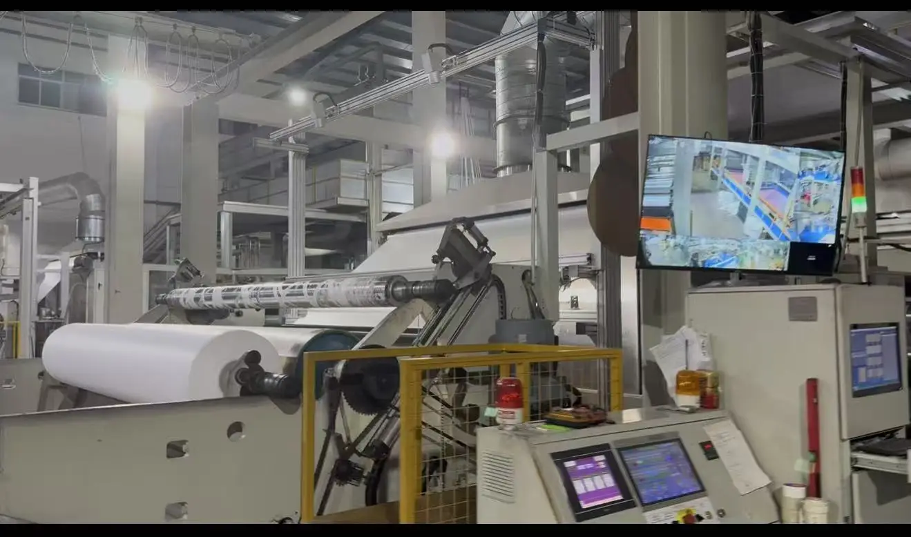 Avvolgitrice automatica per tessuti non tessuti Spunbond da 1600 mm Attrezzatura per avvolgimento tessuti industriali con componente centrale motore