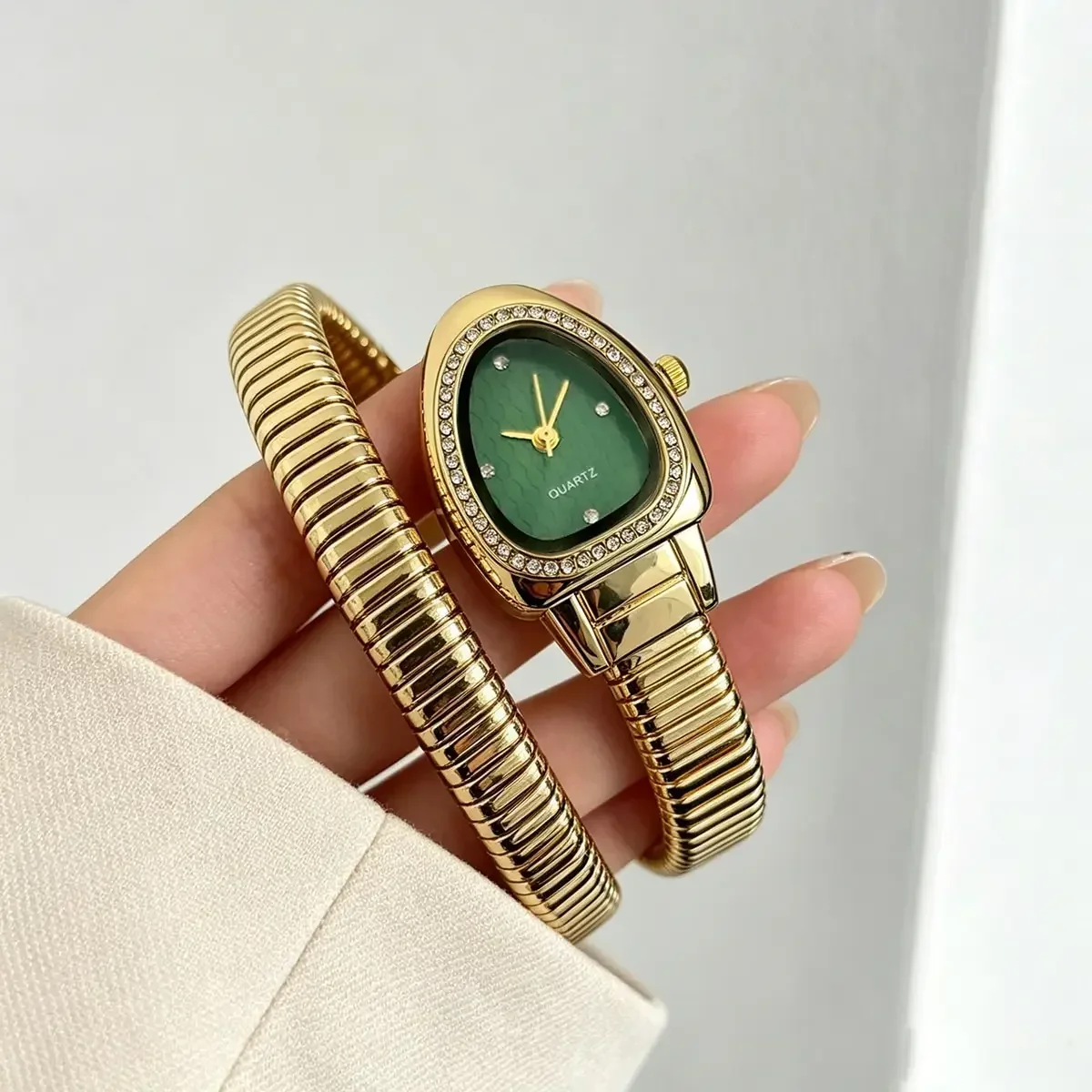 SOKI 1pc Women's Snake-Shaped Quartz Watch, Unique Cut Dial With Minimalist Rhinestone Markers, Snake-Shaped Metal Band Integrated Wrap Design. Summer Accessory, Hand Jewelry, Suitable For Various Occasions Like Festivals, Parties, Weddings