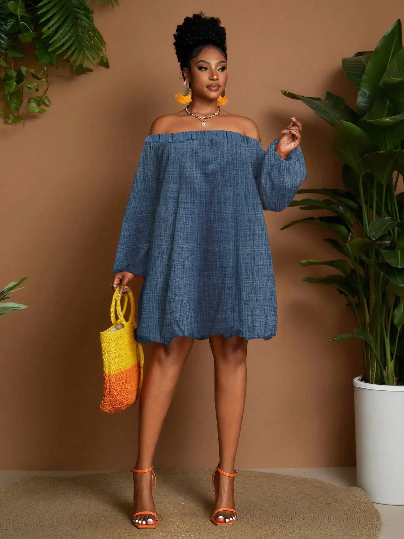 

Свободное платье с открытыми плечами однотонного цвета для лета