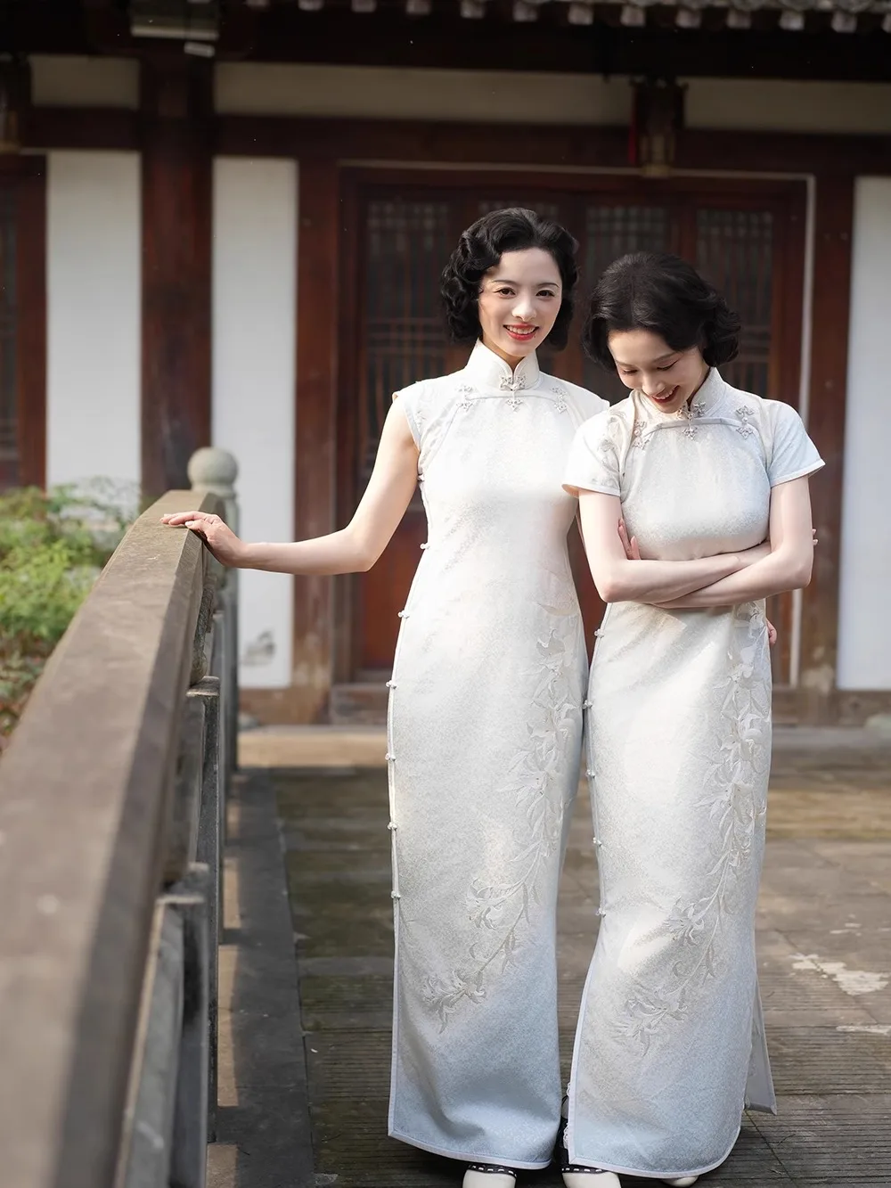 

Длинное кимоно-ципао из смесового шелка с вышивкой в виде цветка лотоса, винтажное, не требует стирки, длина до пола.