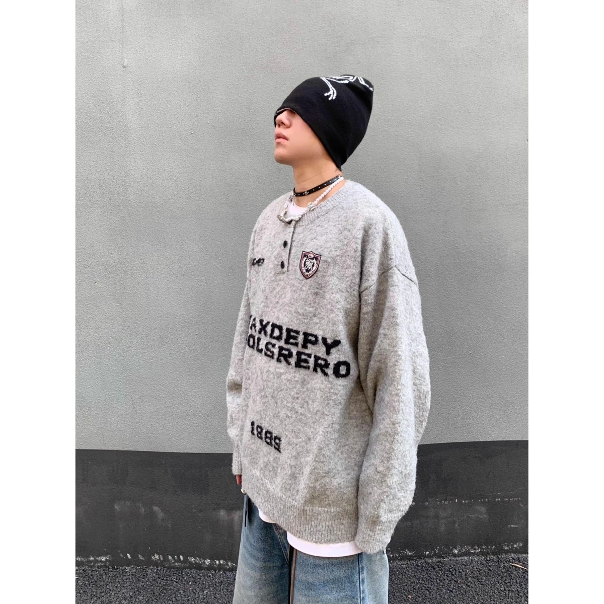 سترة سميكة رمادية بياقة على شكل V مع تطريز حروف، بأسلوب أمريكي عتيق للرجال والنساء، معطف محبوك بأسلوب كاجوال للأزواج #3