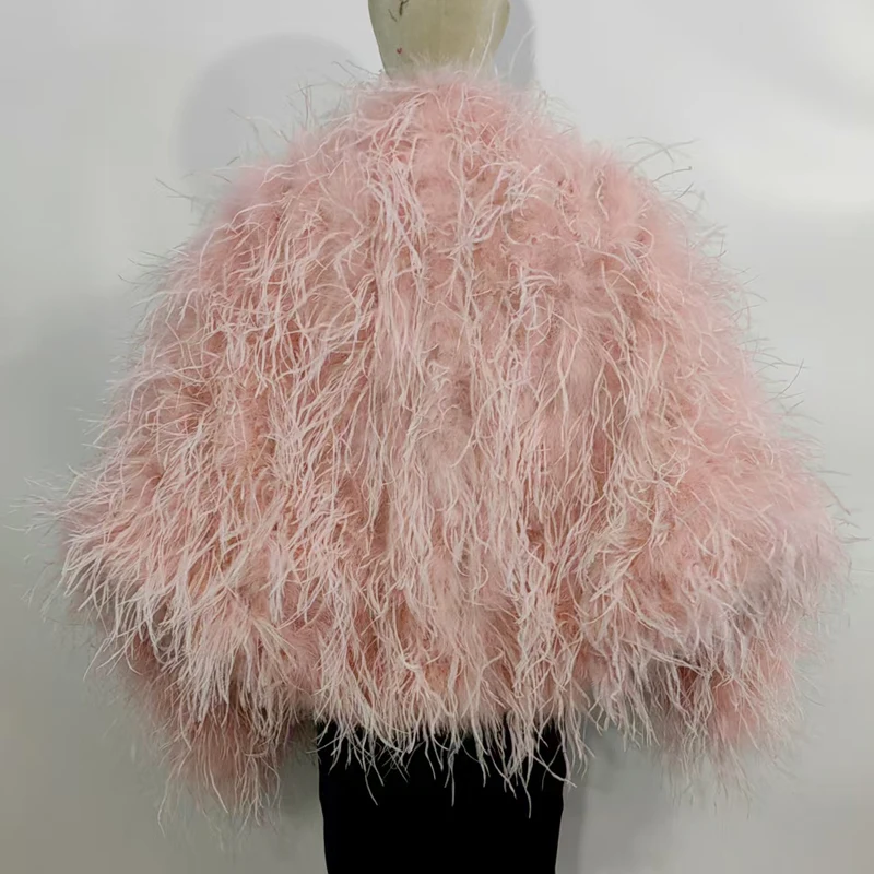 Die Neueste Langarm-Strickjacke mit Straußenfedern Ist 70 Zentimeter Lang und Handgefertigt. Die Jacke ist elegant, bequem und lässig. – Detail 6
