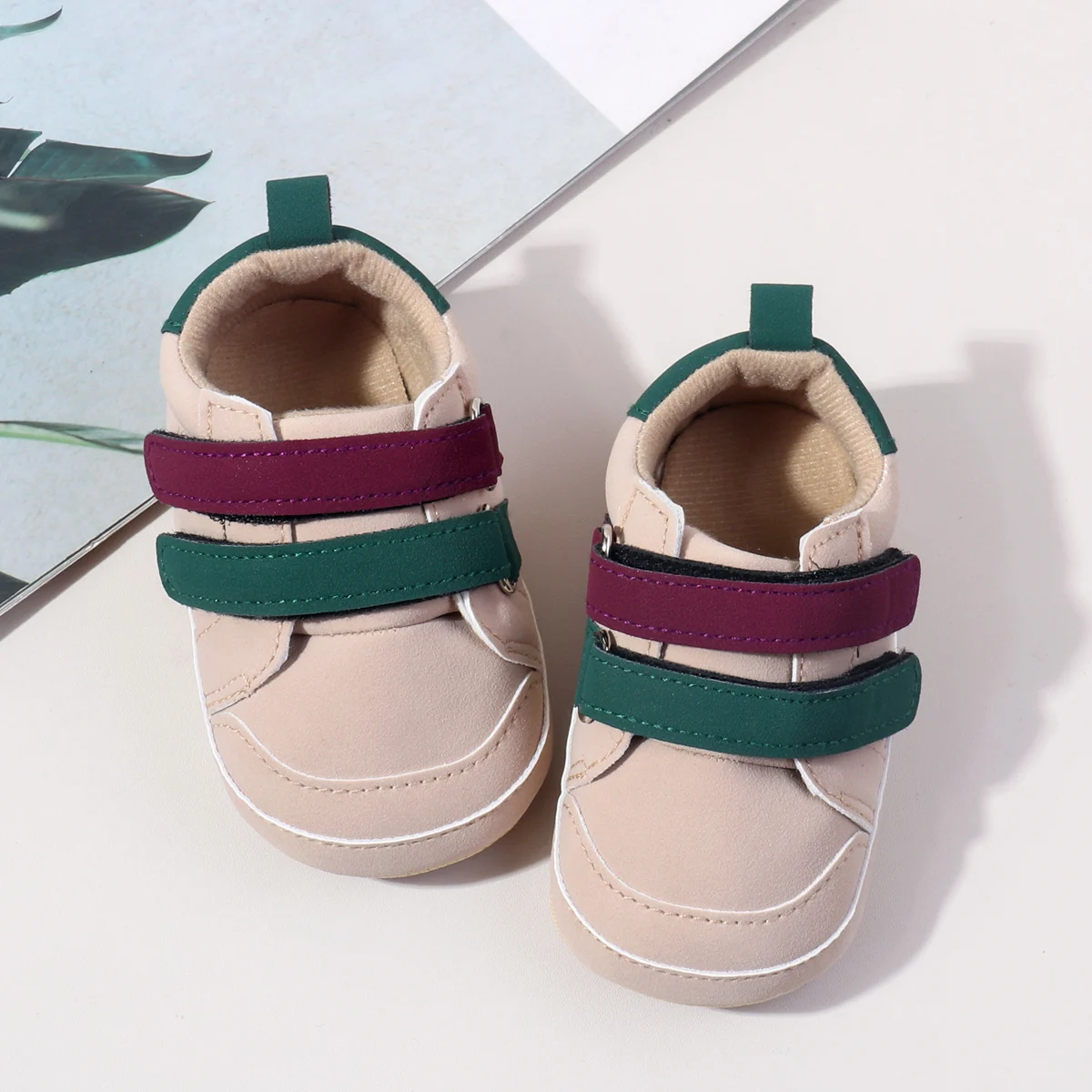 2025 Primavera y otoño, zapatos casuales para niños pequeños con cuero PU y suela TPR para primeros pasos, para bebés y niñas, para interiores y exteriores