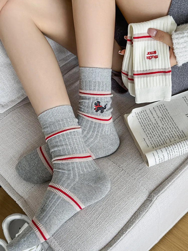 meias-esportivas-brancas-finas-assimetricas-ate-o-meio-da-panturrilha-para-mulheres-com-design-de-cao-em-cartoon-moda-outono