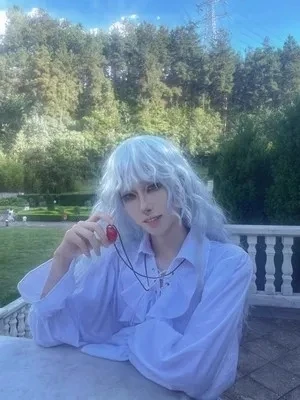 Berserk Griffith peruka do Cosplay srebrno-biały mieszane niebieskie kręcone faliste długie odporne na ciepło włosy syntetyczne