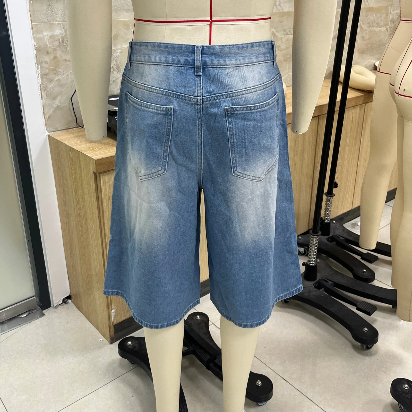 

Мужские джинсовые шорты длиной до колена со средней посадкой и блестящими стразами, свободные длинные джинсовые шорты ниже колена, укороченные брюки