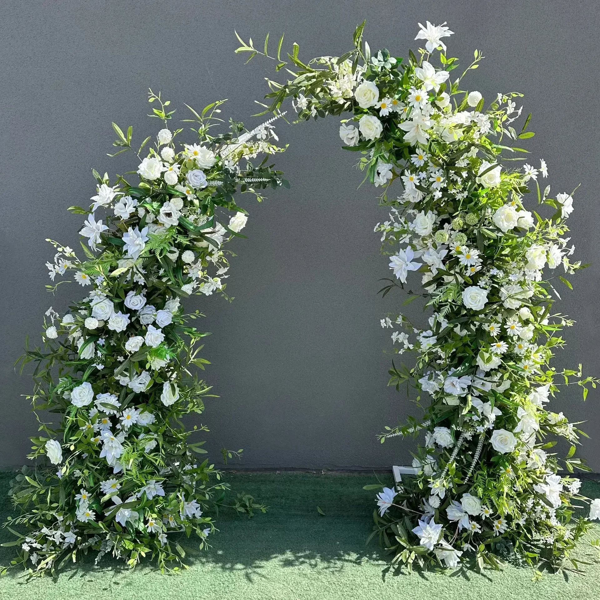 Luxury Wedding Background Props Trumpet Arch Artificial Moon Shape Flower Arrangement Party Arch Decoration Flower Props