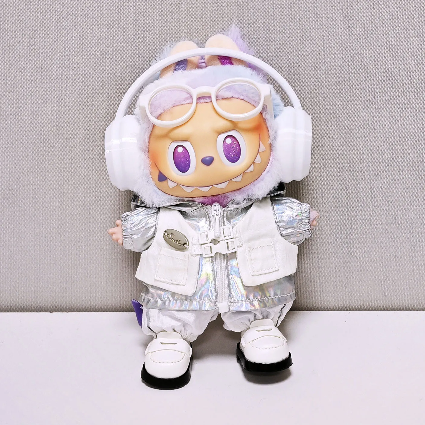 Clothes For Labubu 15/17Cm Dolls Gen 1-3 Futuristic Silver Fake Two-Piece Trench Coat Shoes Set Collection Apparel Hanging