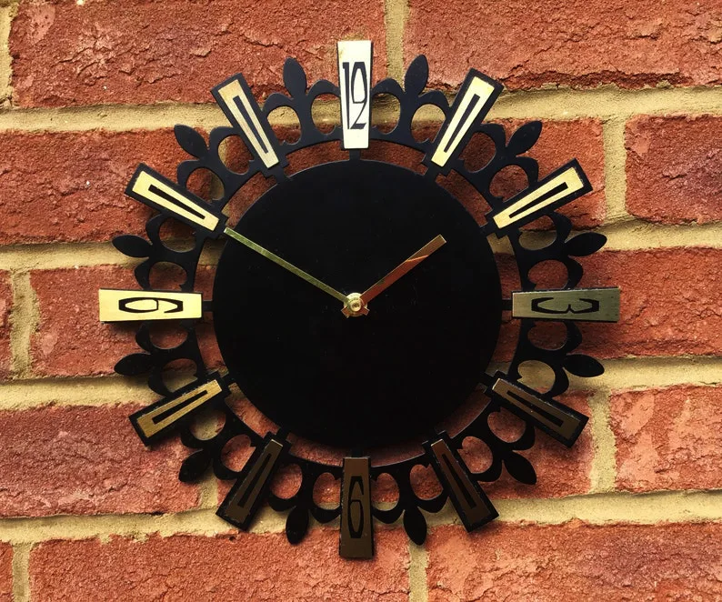 Creative and minimalist hollow carved wall clock, modern home decoration clock