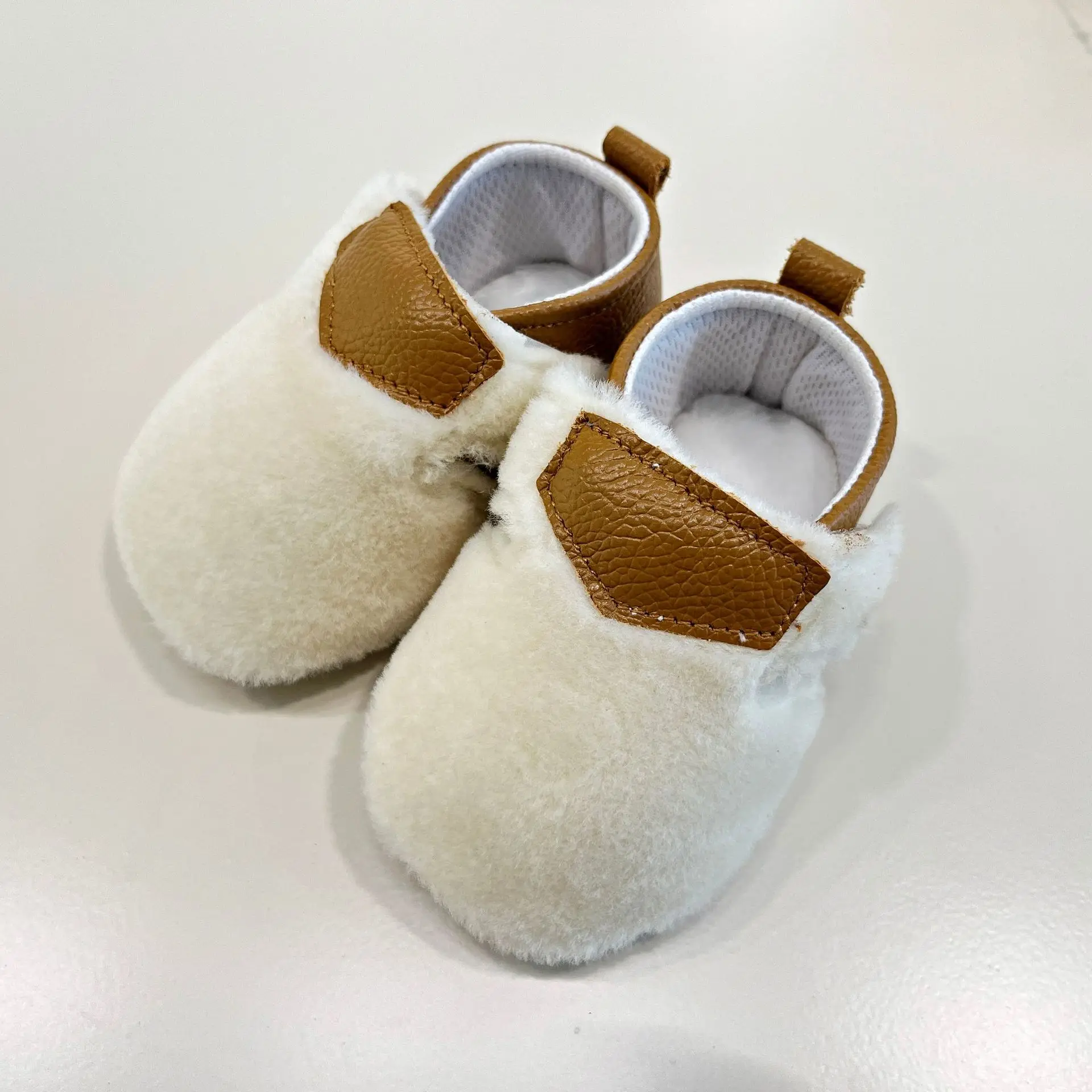 Sepatu kulit asli untuk bayi perempuan, sepatu lembut dalam ruangan bulu sol luar anti selip untuk bayi perempuan musim gugur musim dingin