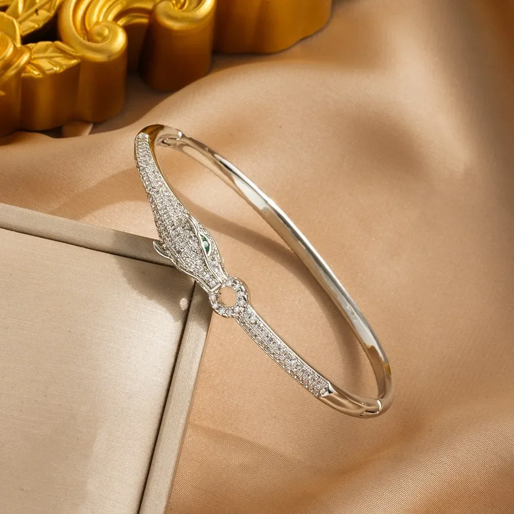 

2025 new The all-diamond leopard bracelet for women is fashionable and versatile. The leopard bracelet is luxurious