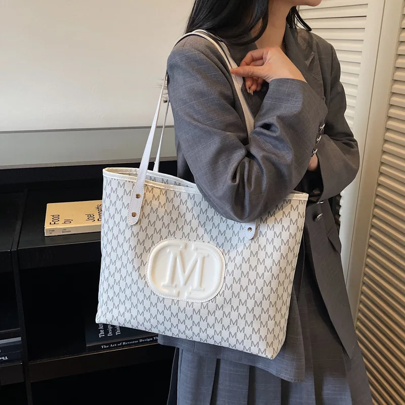 حقيبة حمل أنيقة جديدة ذات سعة كبيرة 2025 للنساء، متسوق كتف عصري، محفظة كاجوال واسعة للعمل والسفر