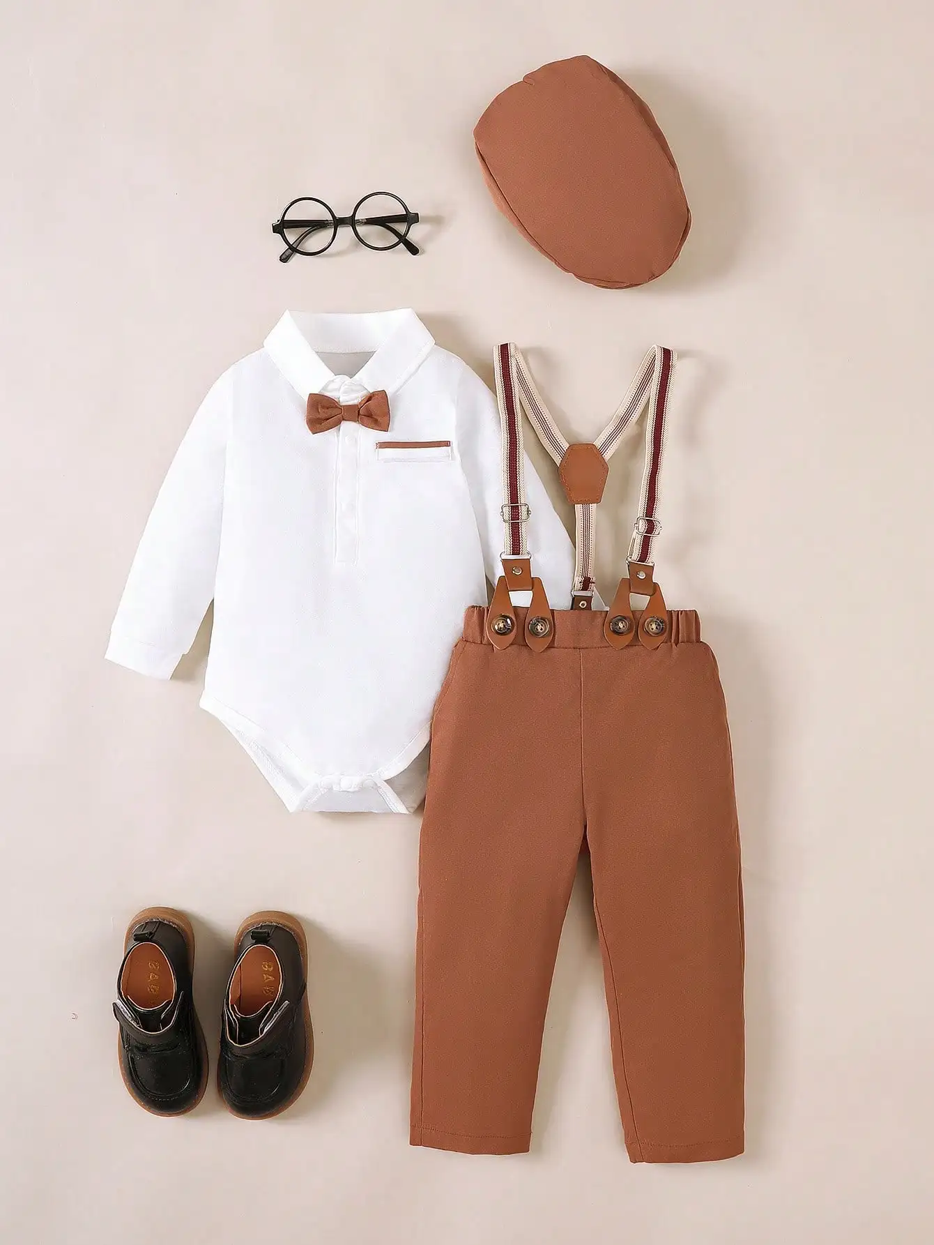 Dreiteiliges, elegantes Outfit für Babys, speziell für Jungen im Alter von einem Jahr: weißes Hemd mit langen Ärmeln und braunen Hosenträgern, exquisiter Fliege mit passender Baskenmütze, weicher und bequemer Stoff, strukturierter Schnitt, der das Aussehen aufwertet, geeignet für Partys, Geburtstagsfotos und als Outfit für Blumenjungen bei Hochzeiten, ein formelles Baby-Outfit im britischen Stil. – Detail 1