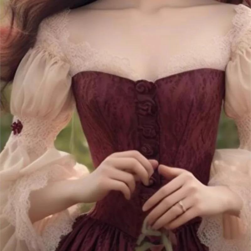 Delicado vestido de veludo vermelho com cintura longa