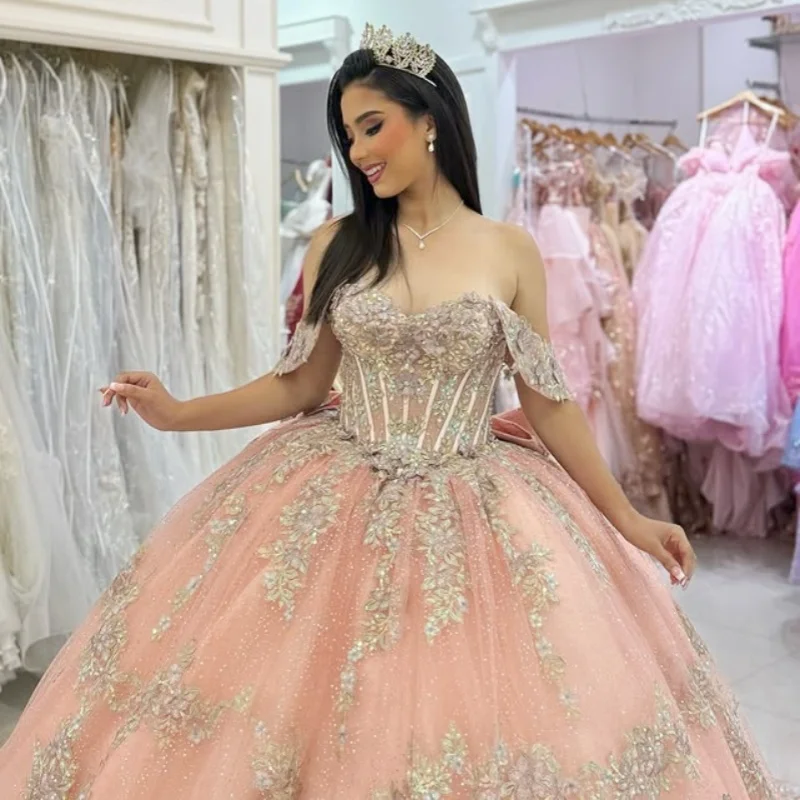 

Светлое платье Quinceanera с открытыми плечами, кружевное кристаллическое блестящее платье с длинным хвостом и бантом, платья de 15, Quinceanera ﻿ Настроить