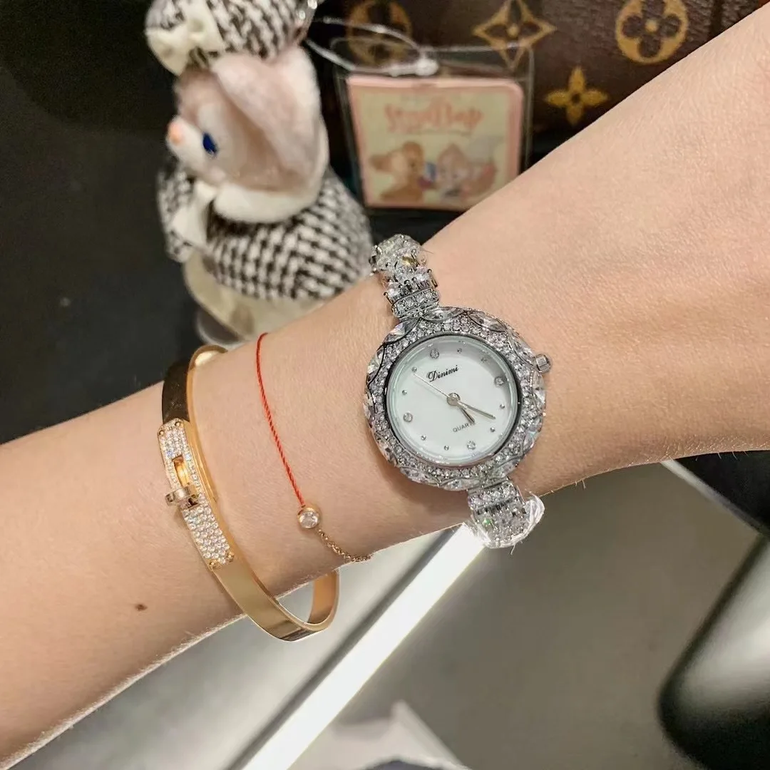 ساعة سوار نسائية رائعة وأنيقة على الطراز الكوري، ساعة نسائية جديدة فاخرة ذات قيمة عالية، مناسبة للنساء.