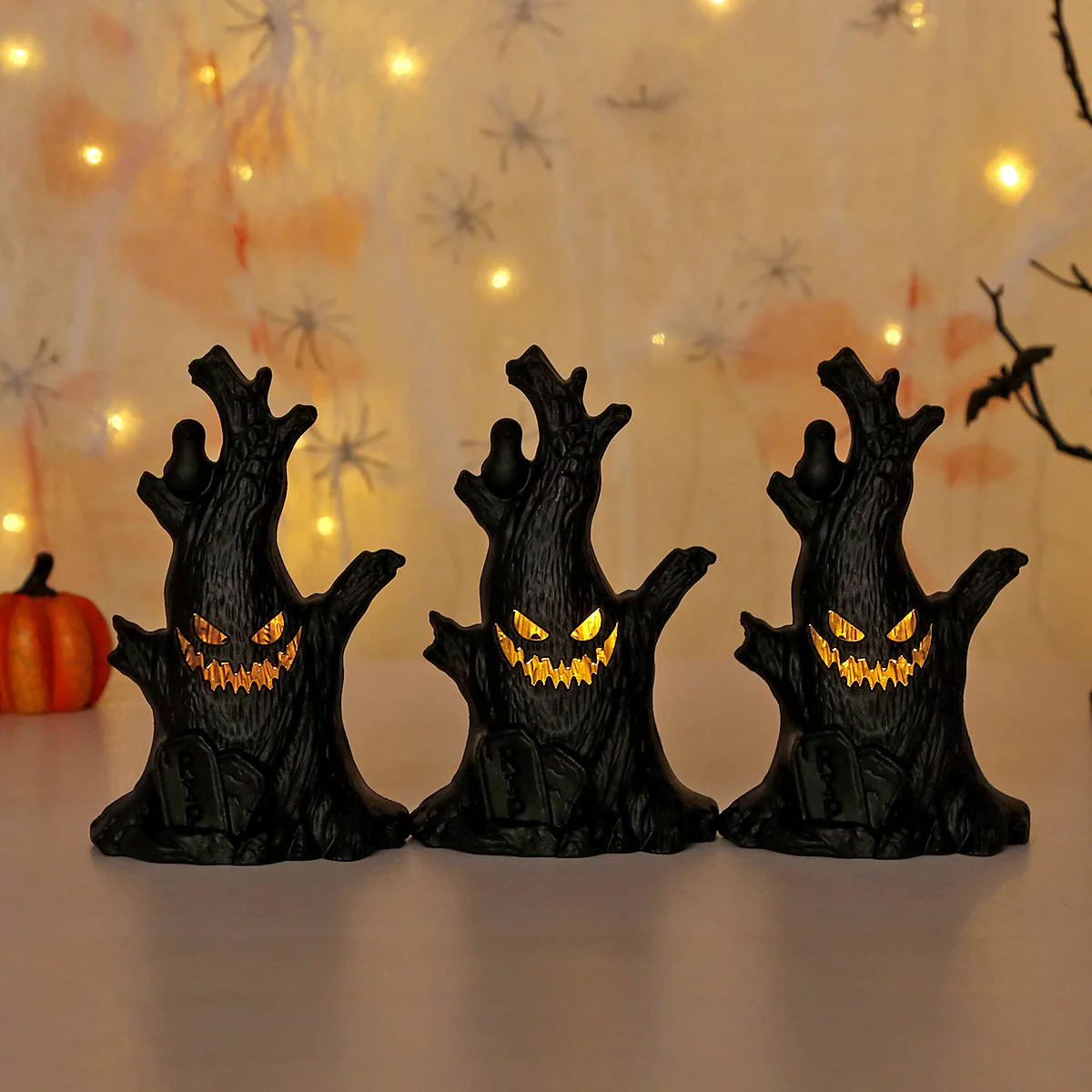 Gruselige beleuchtete Halloween-Ornamente – LED-Kürbislampe, Geisterbaumstumpf, flackernde Kerzen für die Dekoration im Innen- und Außenbereich – Detail 5