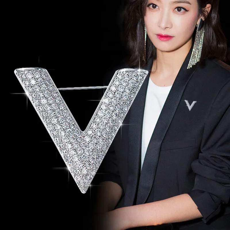 Luxury Full Of Rhinestone Gold Color Letter V Pins Brooches For Women 2024 New Trendy High Quality Geometric Lapel Pins Clothes