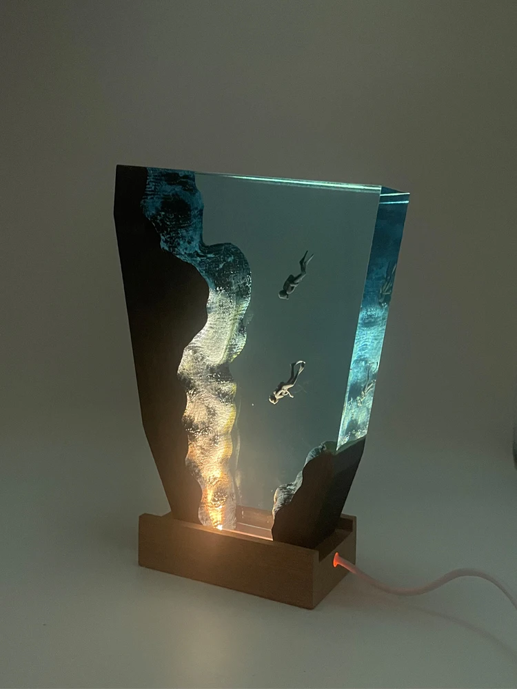 다이버 동굴 유기 수지 빛 크리 에이 티브 아트 아름다운 밤 빛 탐험 테마 공예 장식 테이블 램프 USB 충전