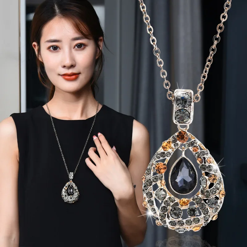 The new "Love Drops in the City" elegant pendant, a versatile item, sweater chain, long ladies' necklace