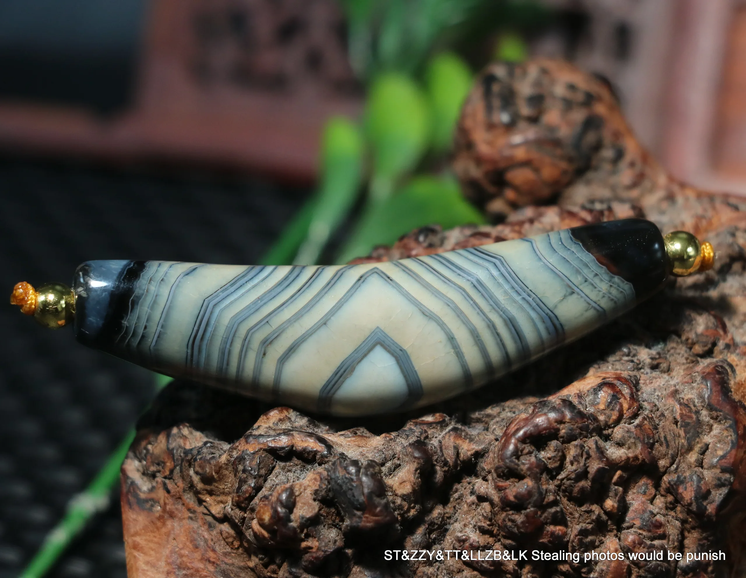 

Treasure Ultra Energy Magic Tibetan Old Agate Natural Silkworm Lines Totem Horn-shape dzi Bead Pendant Timestown UPD1011A1