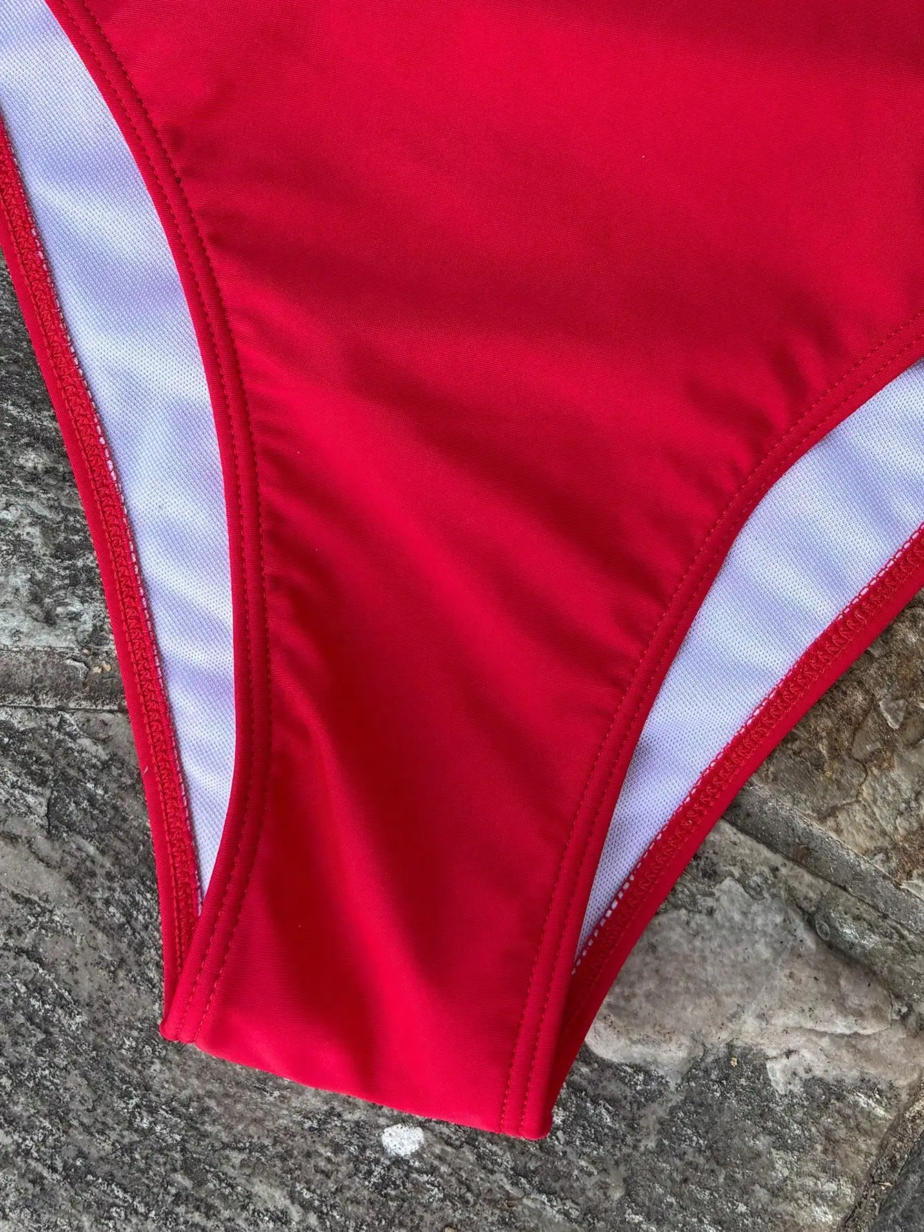 

Однотонный красный купальник с контрастной белой отделкой для женщин, для пляжного отдыха летом