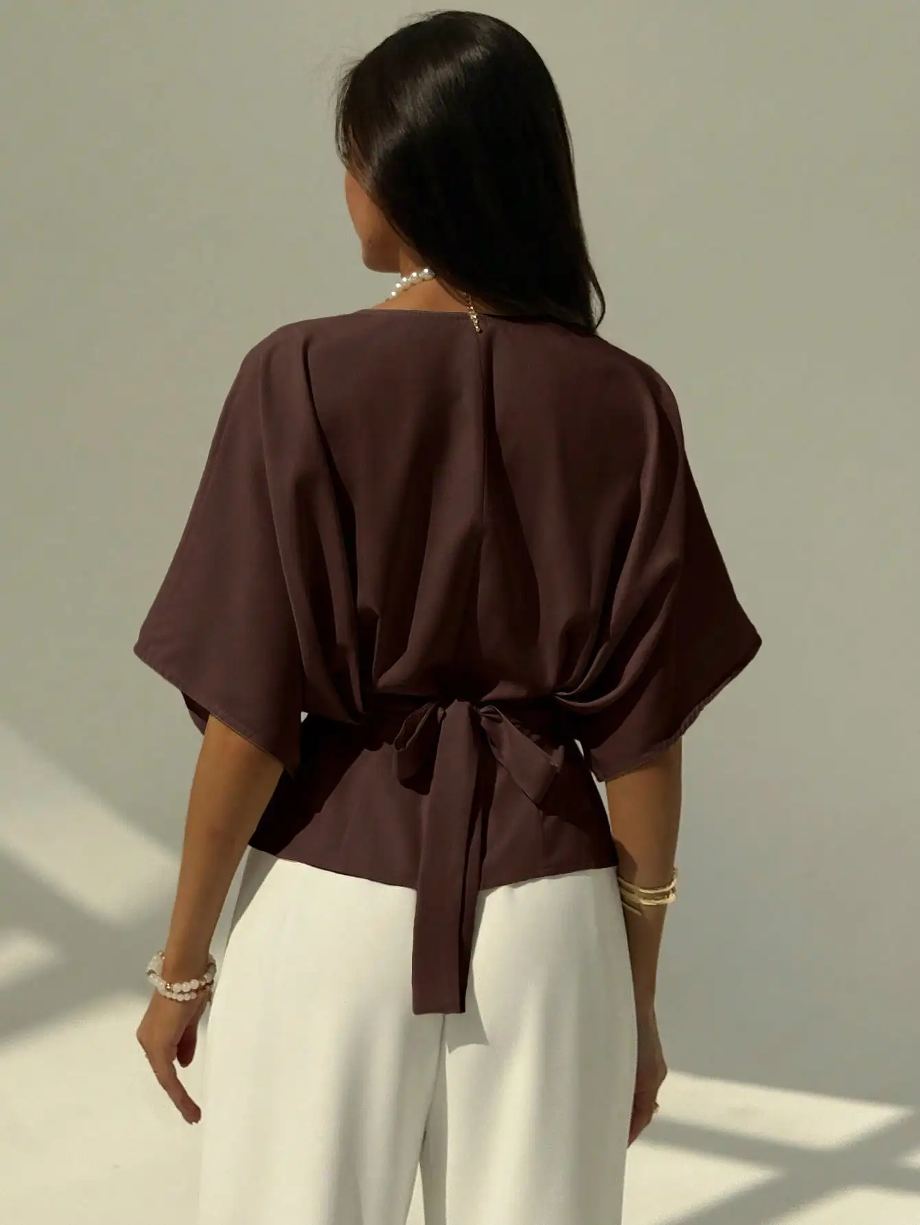 Camicia estiva aderente ampia e minimalista a maniche corte con pullover colorato con fiocco sul retro, versatile per ufficio e pendolari