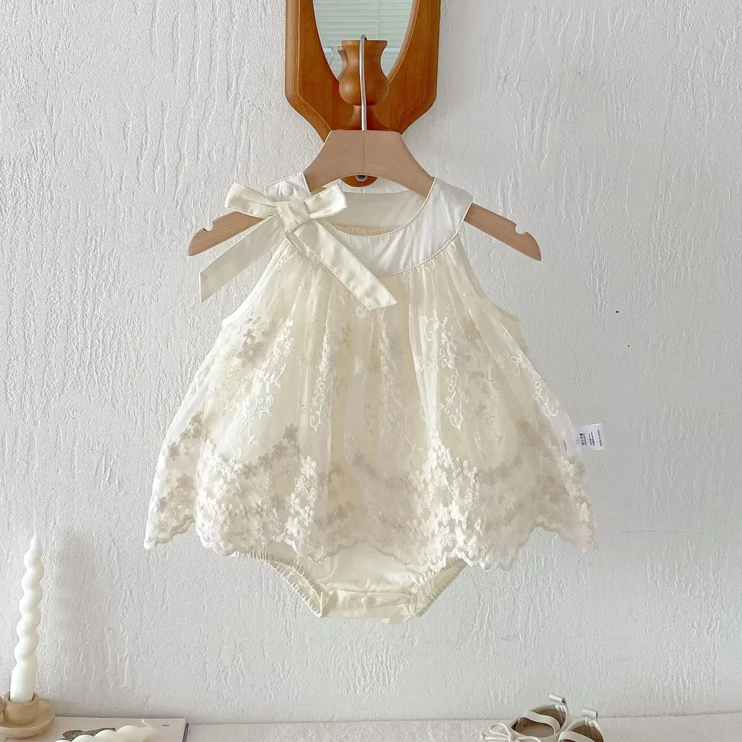 

0-24M Infant Baby Girl Ivory Lace Embroidered Romper for Newborns Satin Bow Peter Pan Collar Sleeveless Onesie Baby Bpdysuits