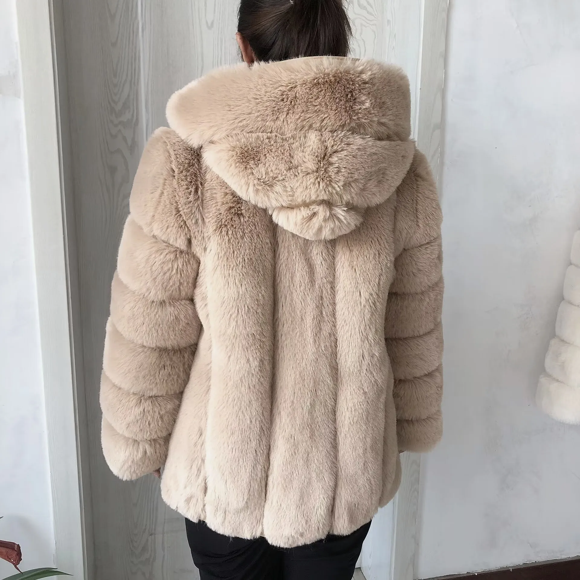 Damen Kunst pelz Kapuzen mantel Winter warme Mode Kapuzen pelz Jacke Nachahmung Fuchs Fell flauschigen Mantel Damen bekleidung