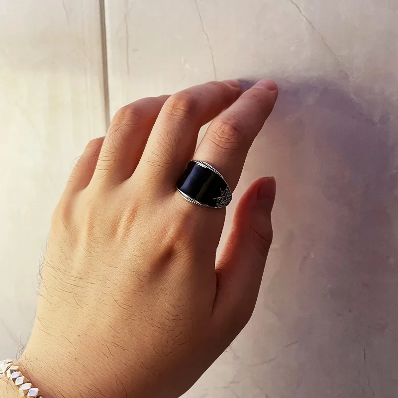 Retro Curved Black Resin Onyx Ring For Men Classic Metal Designer Ring Handmade Jewelry Gothic Rock Hiphop Unisex Accessories