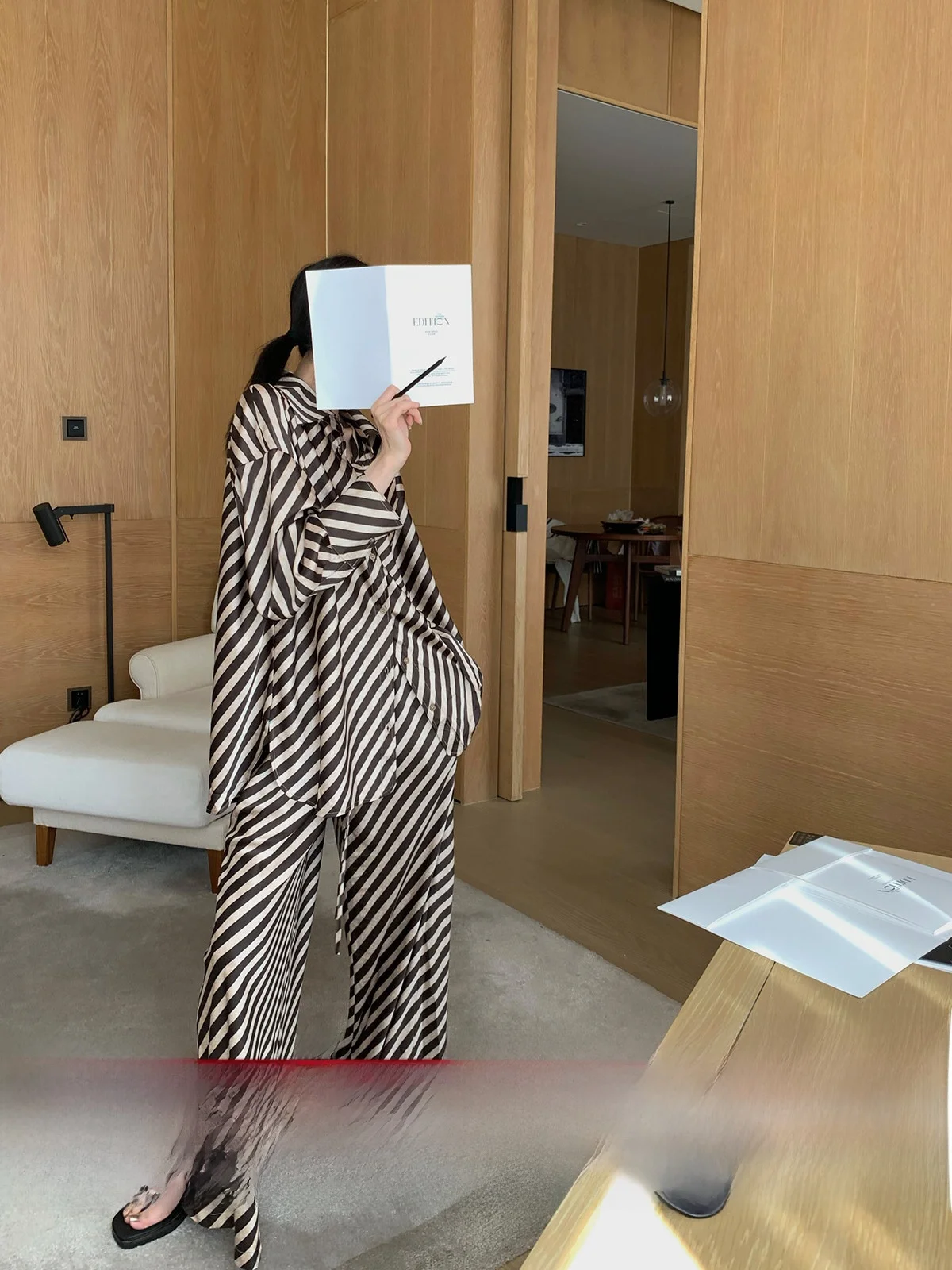 

Летний новый дизайн: комплект из полосатой рубашки с длинным рукавом и широких брюк, женский модный повседневный костюм из двух предметов прямого кроя