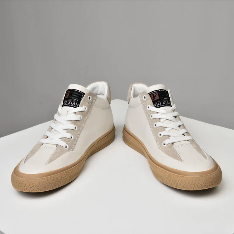 أحذية بيضاء للرجال عصرية ومريحة ذات قاع مسطح ومطرزة وخفيفة الوزن وفاخرة لزيادة الارتفاع أحذية رياضية ترفيهية