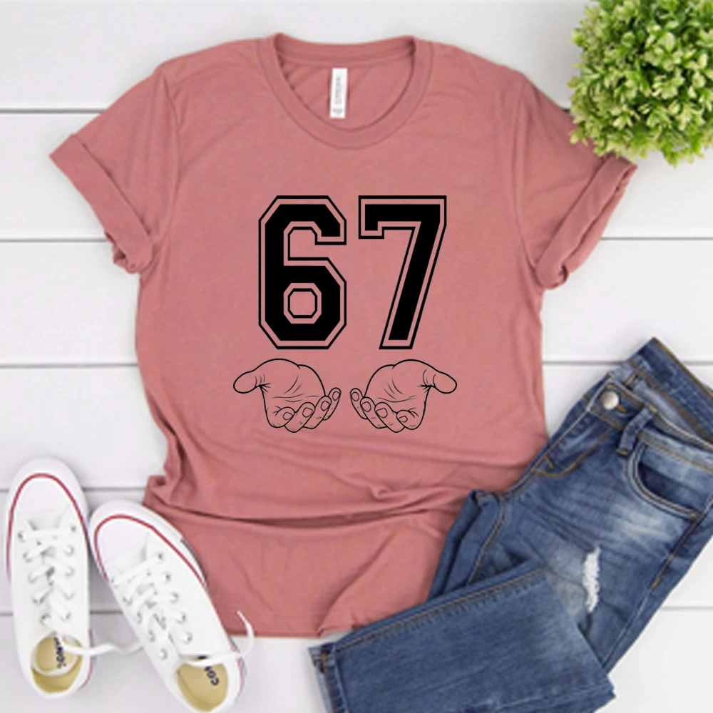 مضحك ستة سبعة تي شيرت 67 اليد التي شيرت ميمي الجيل ألفا التي شيرت العصرية 67 المحملة للجنسين قصيرة الأكمام بلايز مضحك الجنرال ألفا هدية