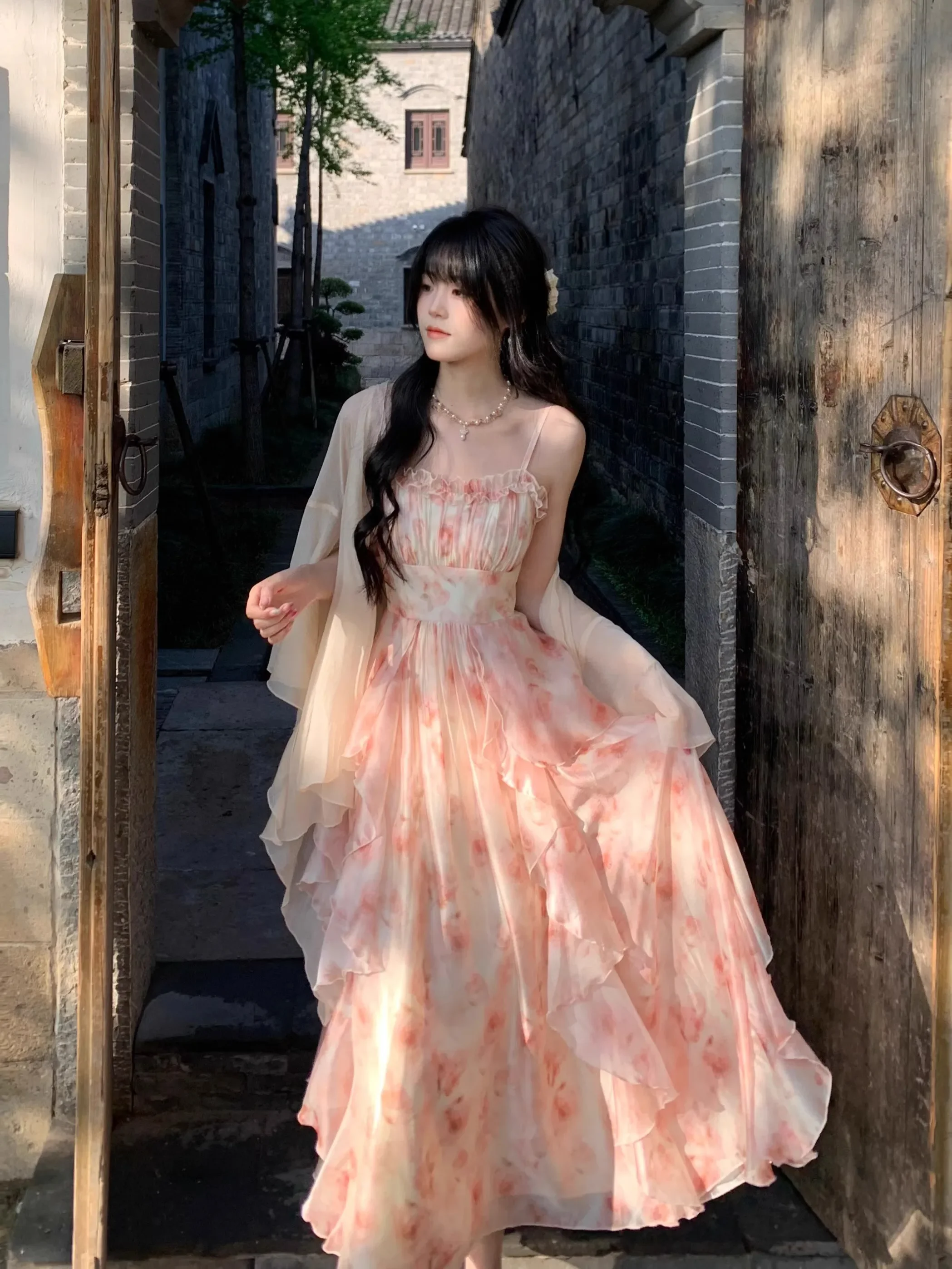 فستان بحمالات مطبوع عليه زهور فستان نسائي ضيق لقضاء العطلات على الشاطئ فستان كوري بدون أكمام طويل من الشيفون XT1439