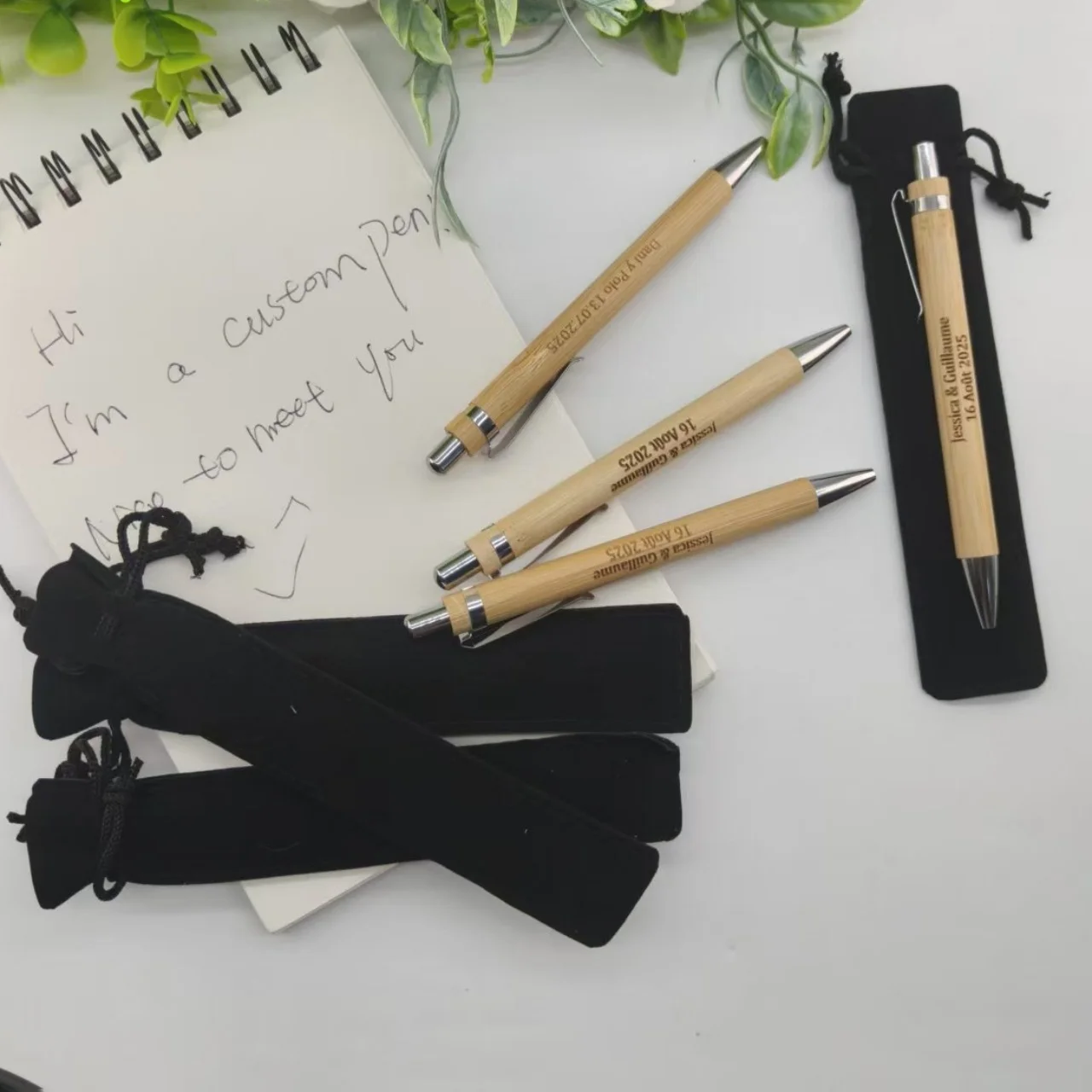 12/24 Sets anpassbare Bambus-Kugelschreiber, personalisierte runde Holzstifte mit schwarzen Beuteln, elegante Hochzeits- und Verlobungsgeschenke – Detail 3