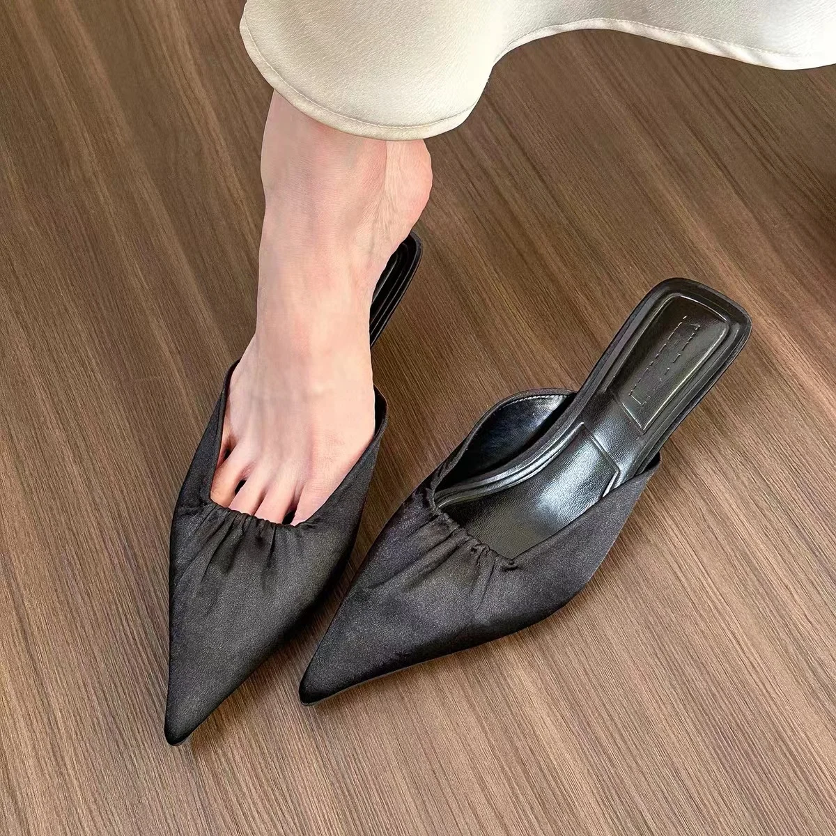 

Luxury Women High Heel Slippers Pointed Toe Design Sandals PU Shallow Slip on Thin Low Heels Casual Mules Loafers Outdoor