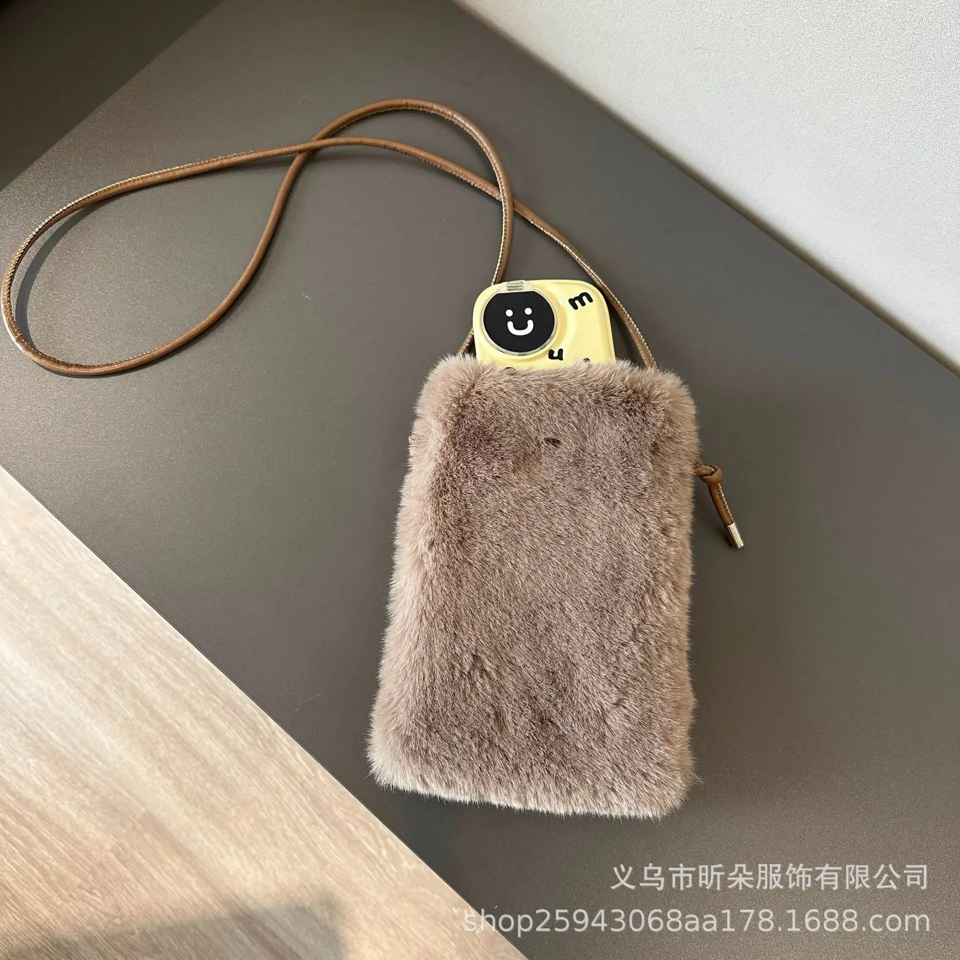 2023 nuova borsa per cellulare in peluche carina diagonale piccola moda autunno e inverno con borse in pelliccia Color caramella