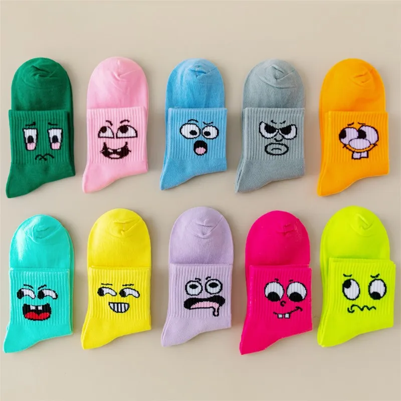 عشوائي خمسة أزواج الجوارب النسائية تنفس مبتسم الحلوى بلون المد الكرتون أنبوب مضحك جورب السيدات بالجملة أزياء بسيطة