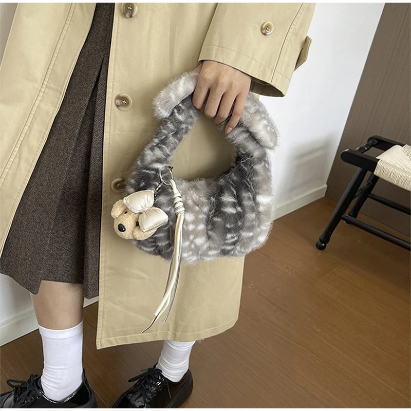 Handtasche mit Reh-Spot-Textur und Kunstfell-Griff, flauschige Plüsch-Tragetasche mit Taschenanhänger, weiche, flauschige Winterhandtasche für Damen – Detail 19