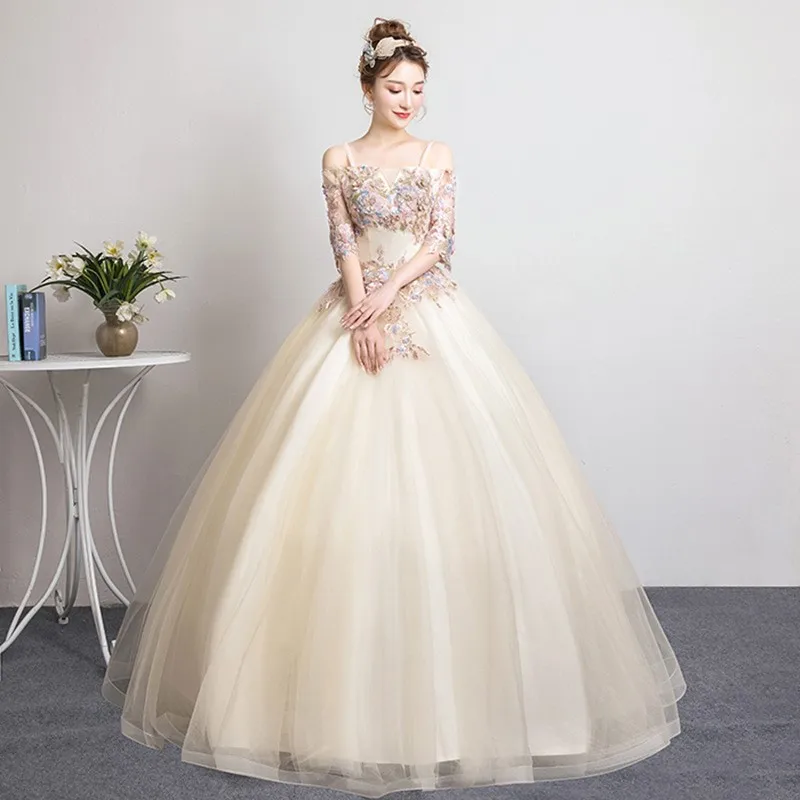 

Elegant and puffy adult dress for art examination performance