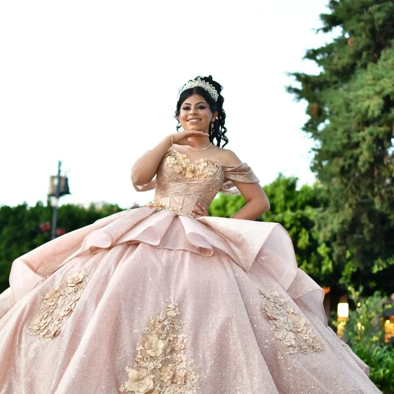 

Светлые платья Quinceanera цвета шампанского с открытыми плечами, блестящая наклейка, кружево, 3D цветок, длинный хвост, Vestido De 15, Quinceanera, индивидуальный заказ