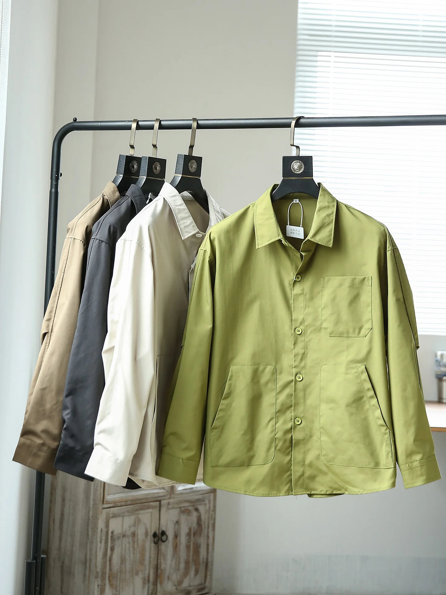 

Новая осенняя коллекция: Мужская повседневная функциональная рабочая рубашка с длинным рукавом в американском стиле, с множеством карманов, модная, на пуговицах