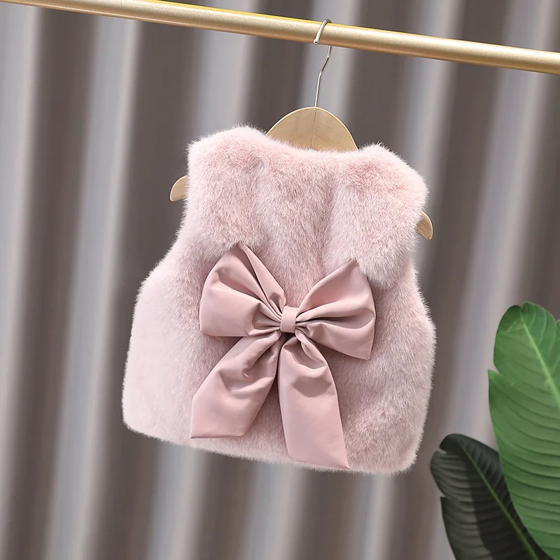 

Новая зимняя высококачественная пушистая куртка для девочек 2025 года с цветком и корейской версией жилета с бантом на спине.