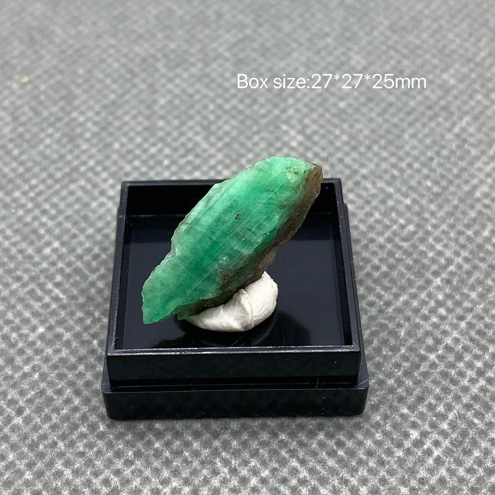 

100% Natural green emerald mineral gem-grade crystal specimens stones and crystals quartz crystals +Box 37*27*25m'm