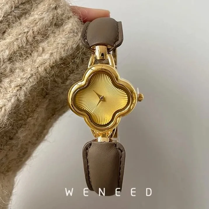 ساعة نسائية ريترو جديدة، ساعة كوارتز عصرية ريترو مع سوار بتصميم جلدي بأربع أوراق البرسيم