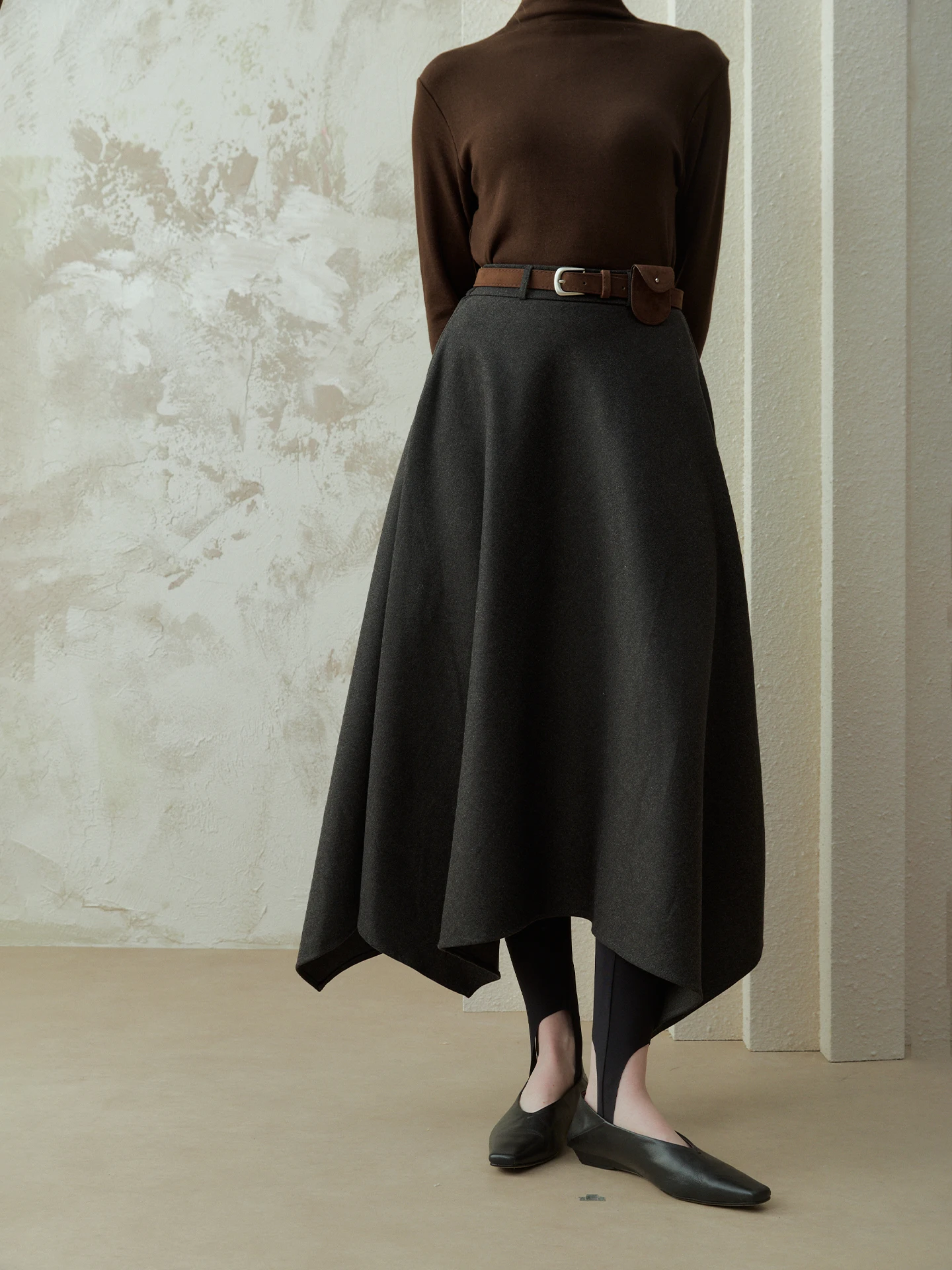 

Асимметричная женская юбка-миди с поясом. Элегантная юбка трапециевидной формы с высокой талией. Коллекция осень/зима 202.