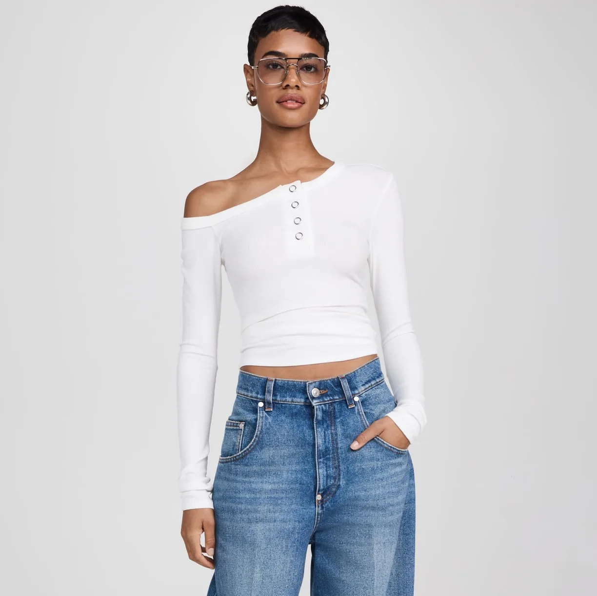 

Новая модная женская тонкая футболка с коротким косым воротником и пуговицами, модный пуловер для похудения, топ, базовые футболки для девочек