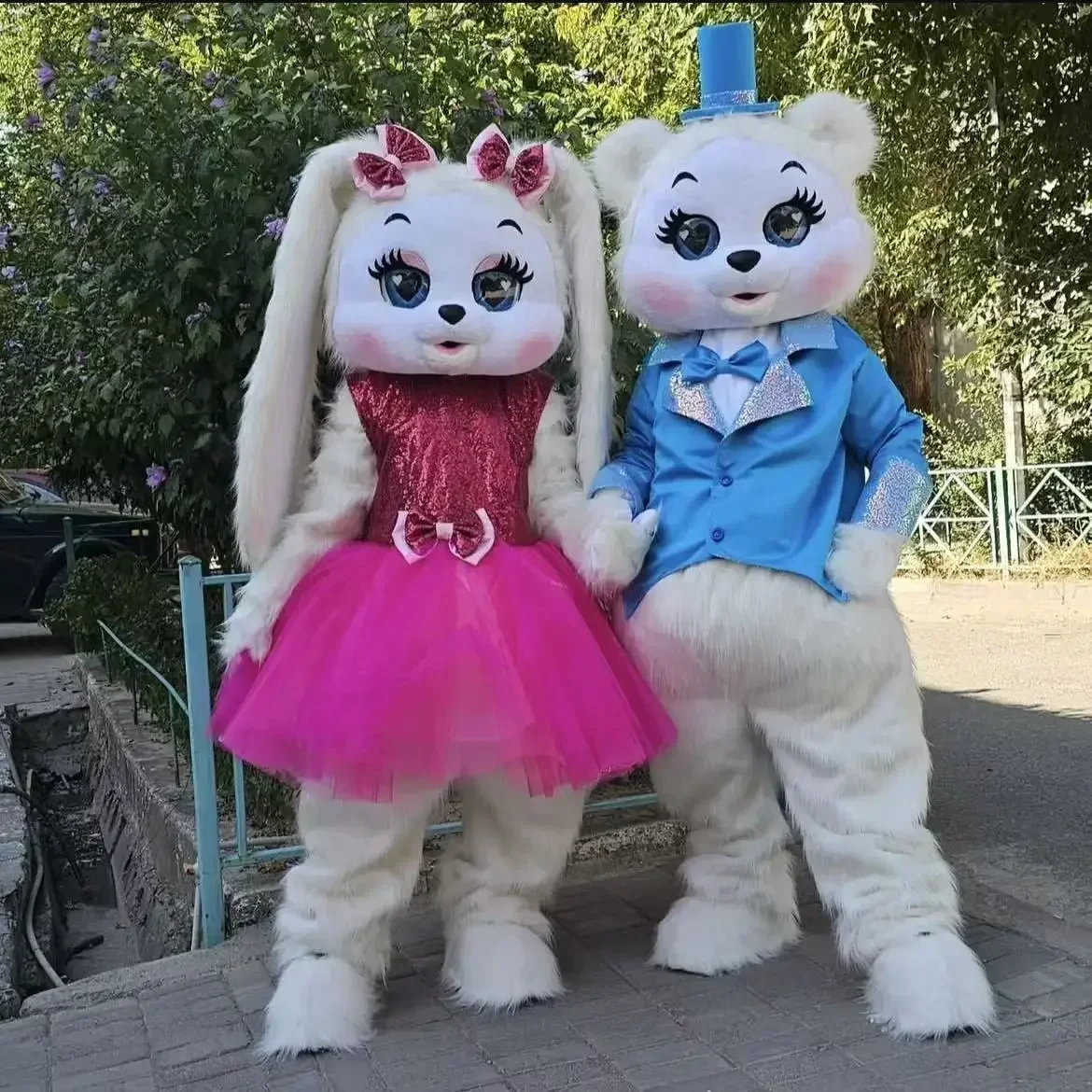 زي التميمة على شكل أرنب وردي للبالغين مع معطف خلفي أزرق على شكل دب أبيض لحفلة كرنفال الهالوين